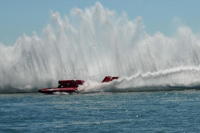 Some cool roostertails there!